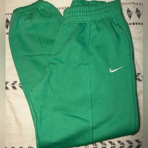 Nike Women’s Spring Green Loose Fit Mid Rise Fleece Joggers
